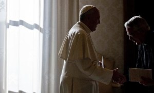 Le-pape-Francois-et-le-porte-parole-du-Vatican-Federico-Lombardi-le-26-octobre-2013-au-Vatican_univers-grande