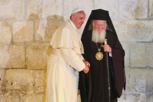 Francois-et-Bartholomeos-renouvellent-l-accolade-de-la-Paix-a-Jerusalem_article_popin